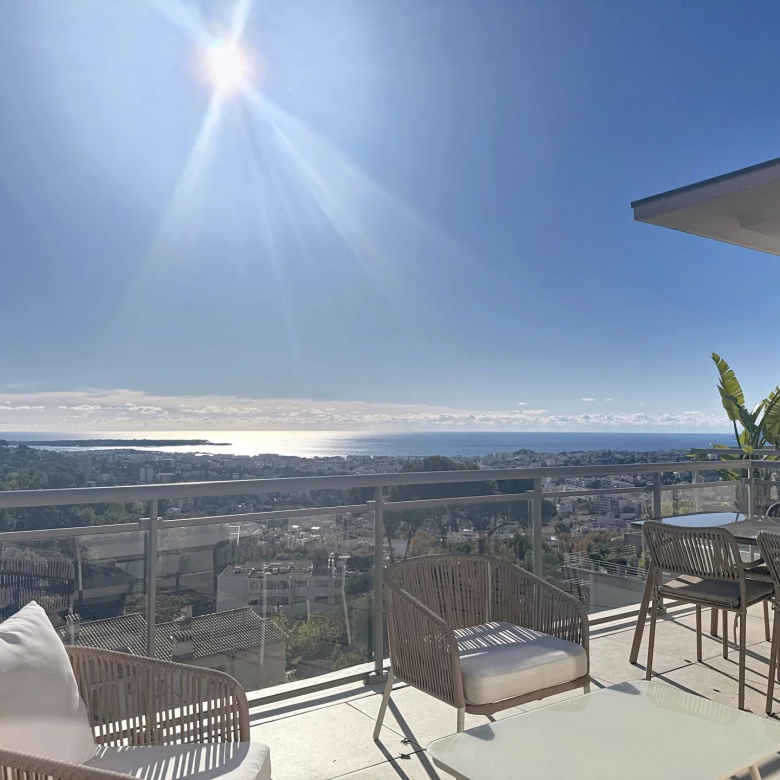 Le Cannet Town Hall – Top floor, sea view