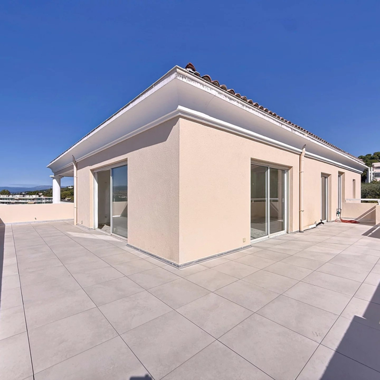 Le Cannet Town Hall – Top floor, sea view