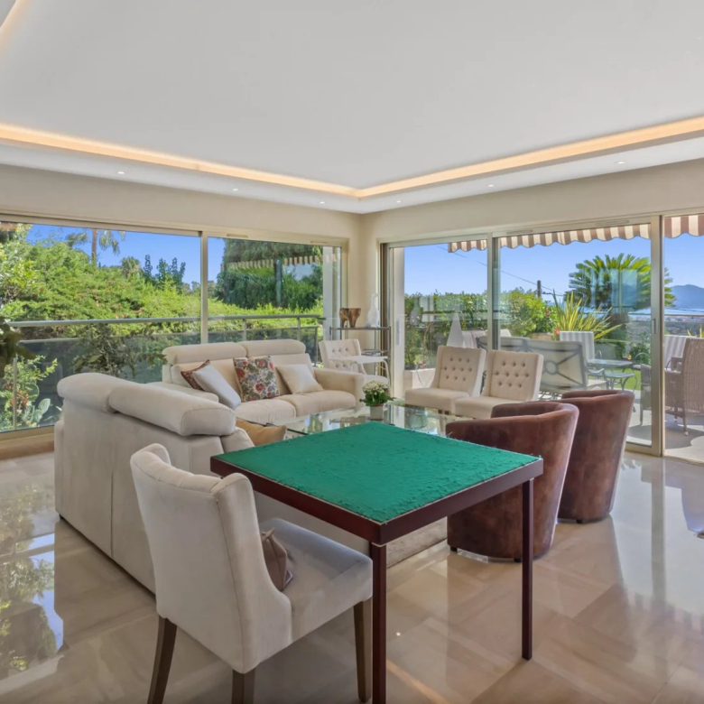 MOUGINS- Villa 5P avec piscine et garage