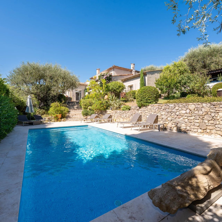 MOUGINS- Belle individuelle 5P avec piscine
