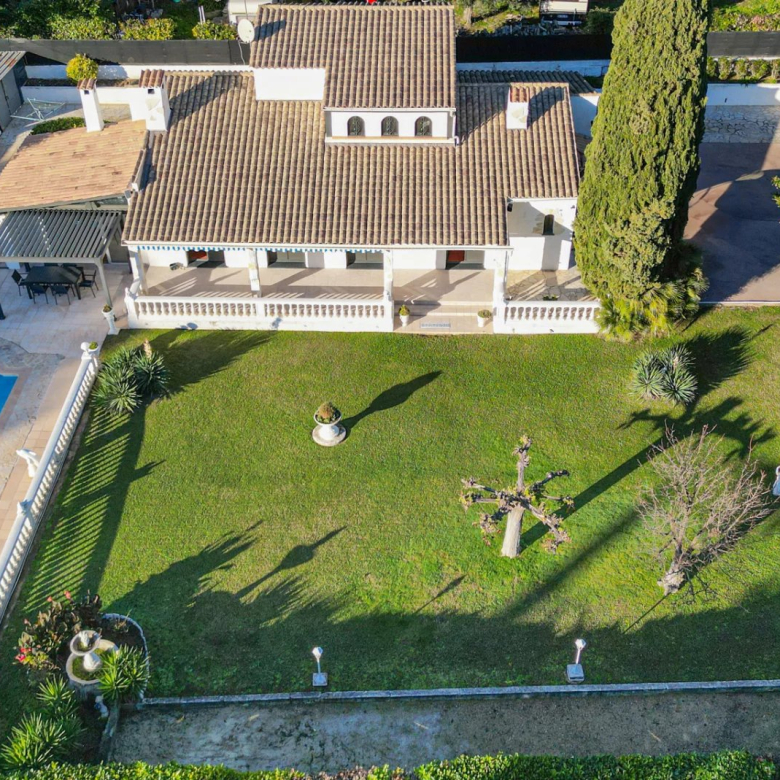MOUGINS : DOMAINE PRIVÉ – VUE PANORAMIQUE MER ET VILLAGE – VILLA PROVENÇALE À RENOVER
