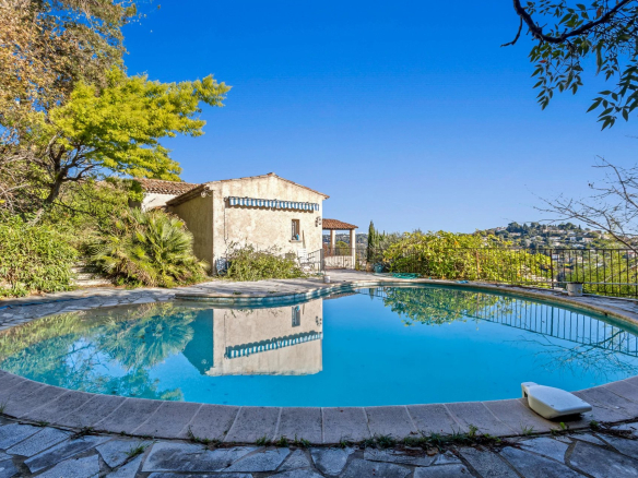 MOUGINS : DOMAINE PRIVÉ – VUE PANORAMIQUE MER ET VILLAGE – VILLA PROVENÇALE À RENOVER