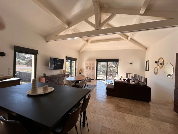 VALBONNE – 4-ROOM VILLA WITH POOL AND ADJOINING STUDIO