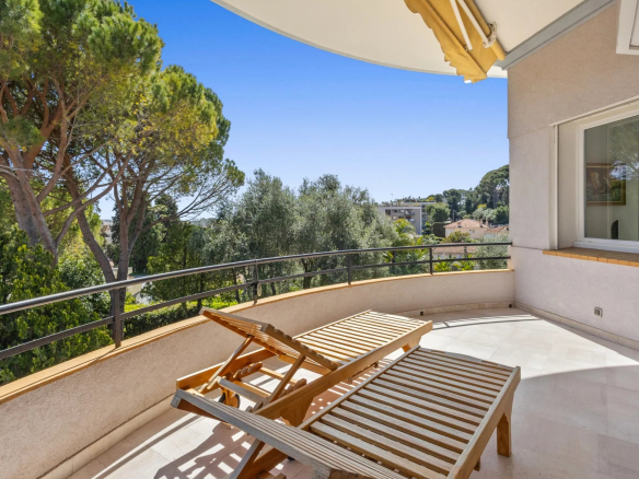 LE CANNET EUROPE – SPLENDID 4-ROOM APARTMENT WITH GARAGE