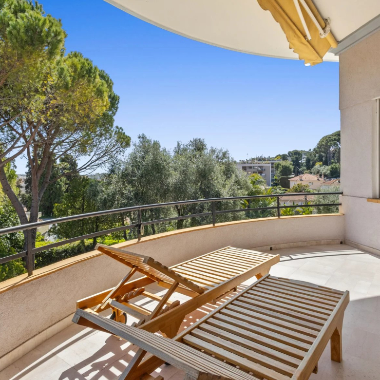 MOUGINS: 4-BEDROOM VILLA – POOL AND MAGNIFICENT LANDSCAPED GROUNDS