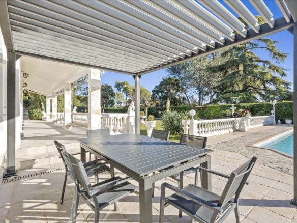 MOUGINS: 4-BEDROOM VILLA – POOL AND MAGNIFICENT LANDSCAPED GROUNDS