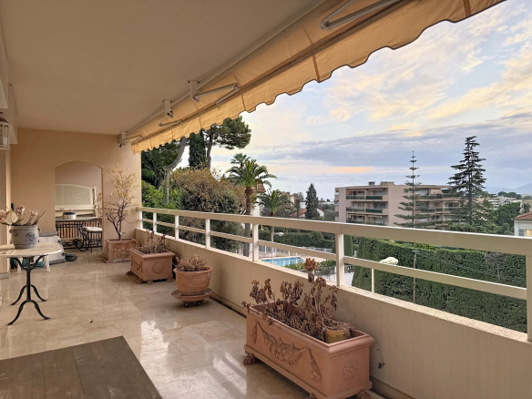 LE CANNET RESIDENTIAL 4-ROOM APARTMENT NEAR SHOPS