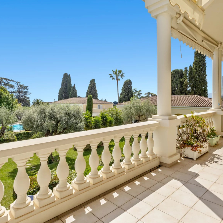 CANNES - RENOVATED VILLA WITH POOL