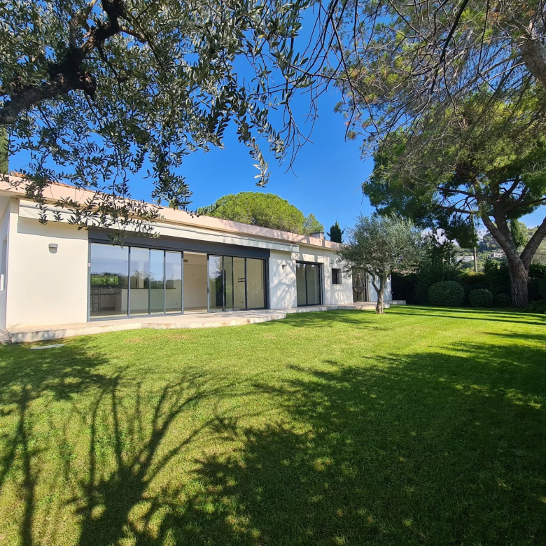 MOUGINS- Villa 5P avec piscine et garage