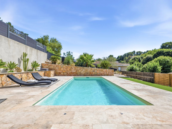 VALBONNE –  VILLA 4P AVEC PISCINE ET STUDIO ATTENANT