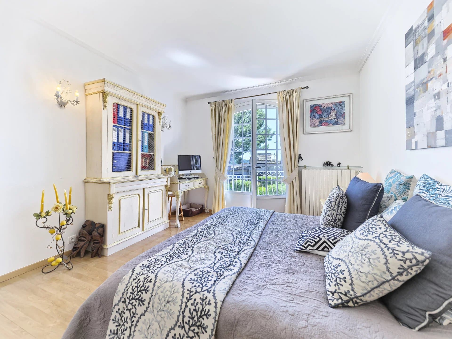 Room in a renovated country house in Le Cannet, with bed, desk and access to a balcony.