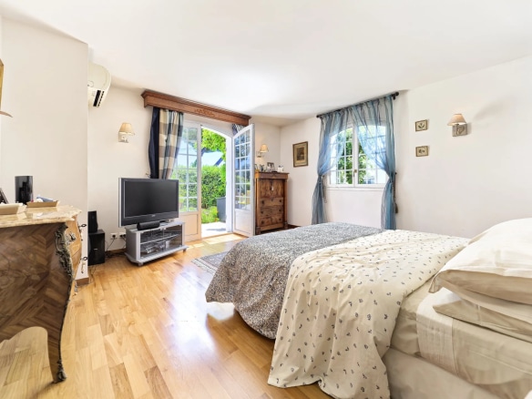 Bright room with access to the garden, tastefully decorated in a renovated bastide in Le Cannet.