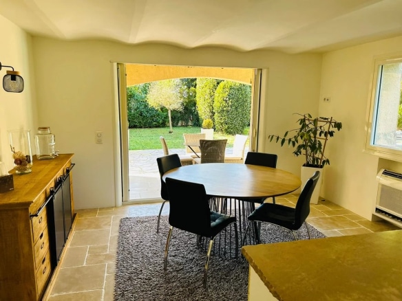 Intérieur d'une villa à Mougins avec salle à manger et accès au jardin.