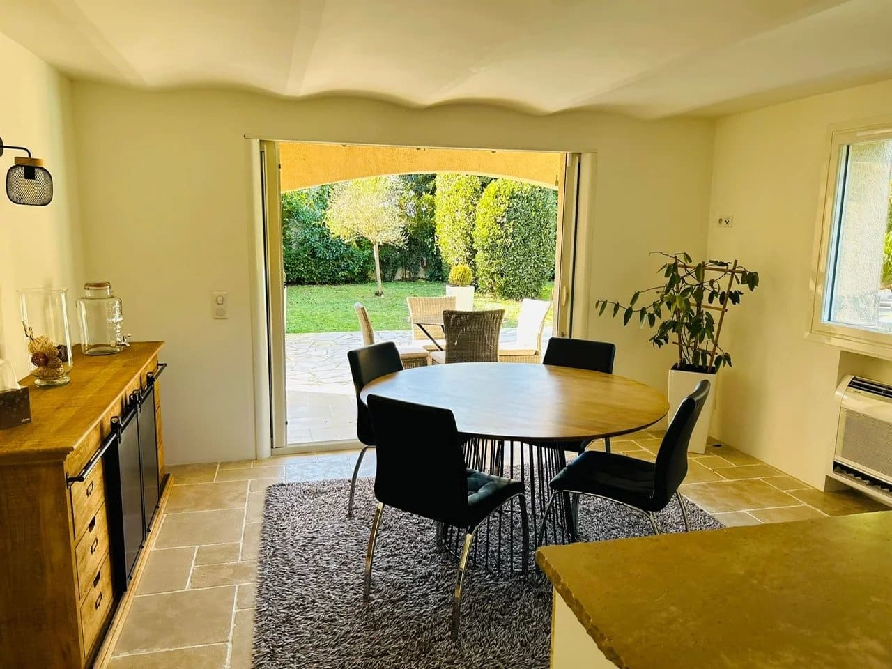 Intérieur d'une villa à Mougins avec salle à manger et accès au jardin.