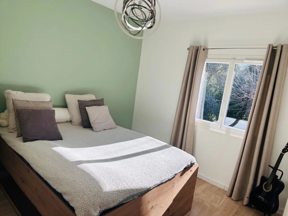 Chambre d'une villa à Mougins avec lit, fenêtres et décoration moderne.