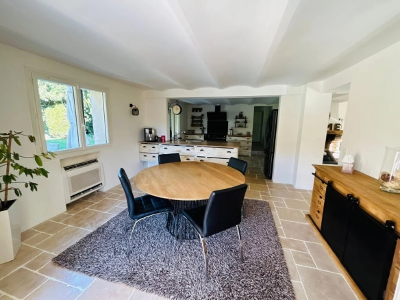 Intérieur d'une villa à Mougins avec salle à manger et cuisine ouverte.