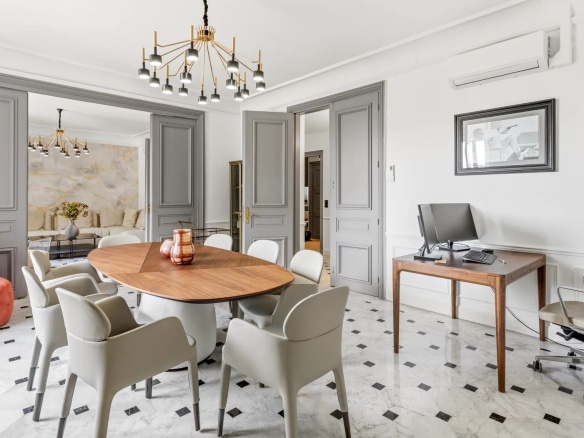 Intérieur d'un appartement à Cannes avec salle à manger et bureau.