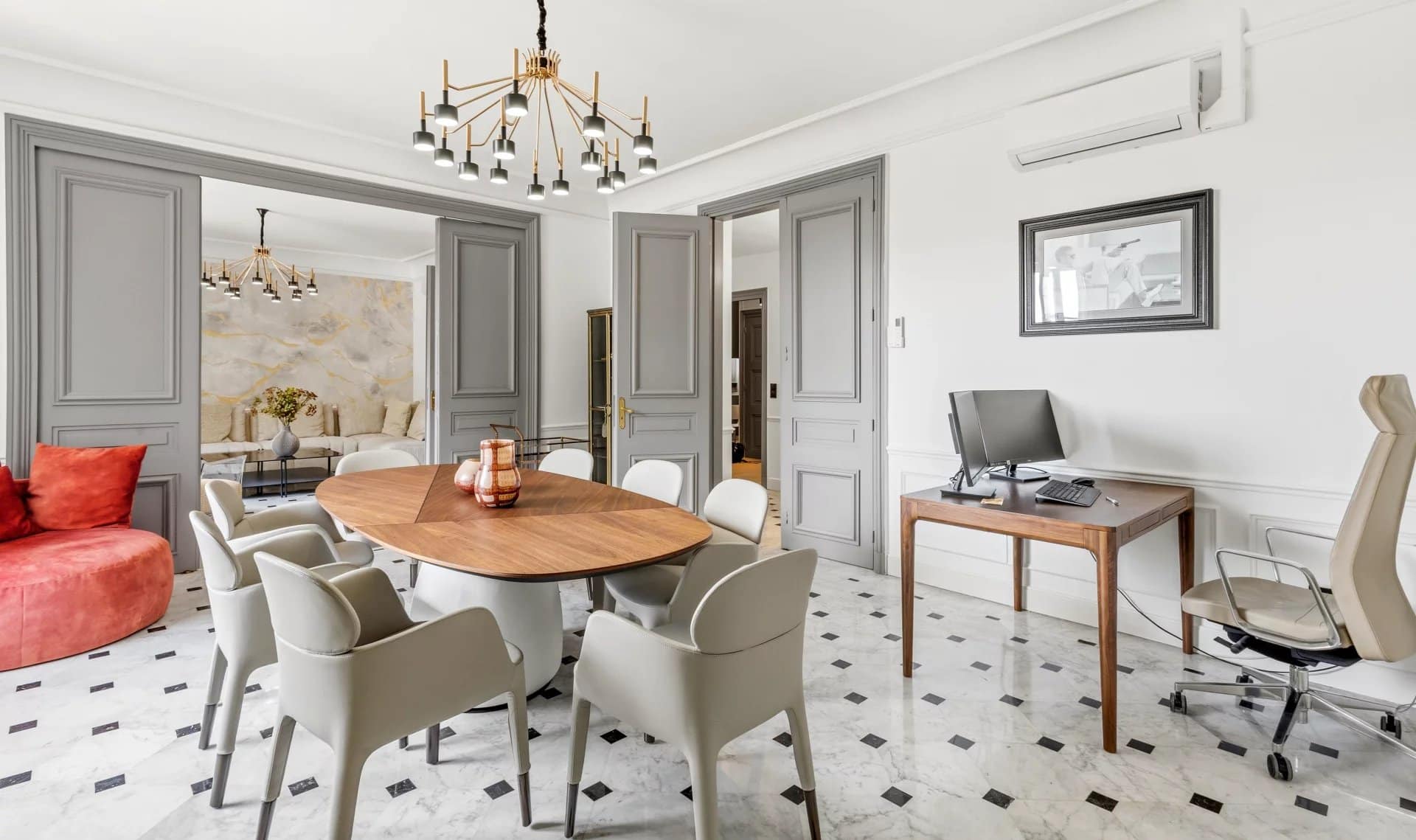 Intérieur d'un appartement à Cannes avec salle à manger et bureau.