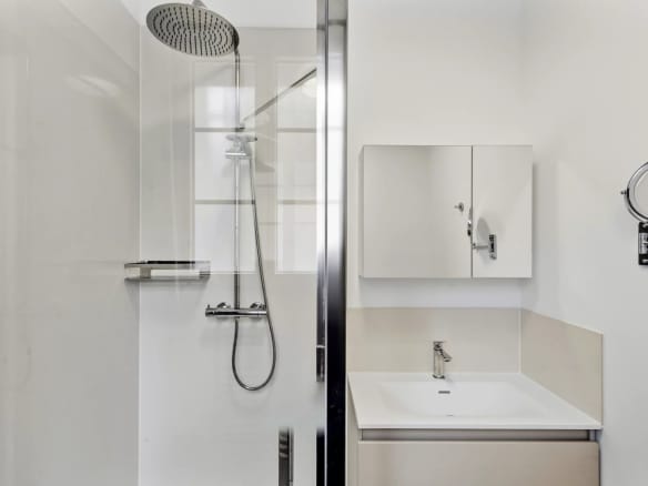 Salle de bain moderne avec douche et lavabo dans un appartement à Cannes.
