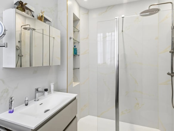 Salle de bain moderne avec douche à l'italienne et meuble vasque.
