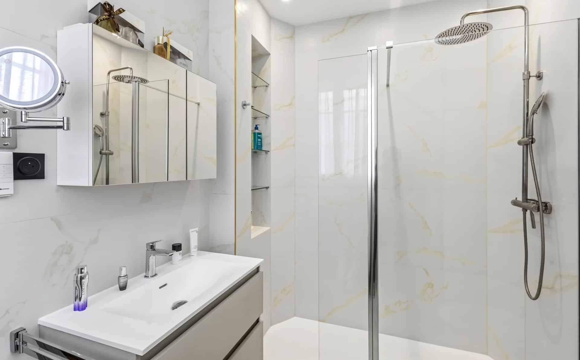 Salle de bain moderne avec douche à l'italienne et meuble vasque.