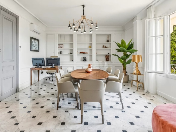 Intérieur d'un appartement à Cannes avec salle à manger, bureau et décoration moderne.