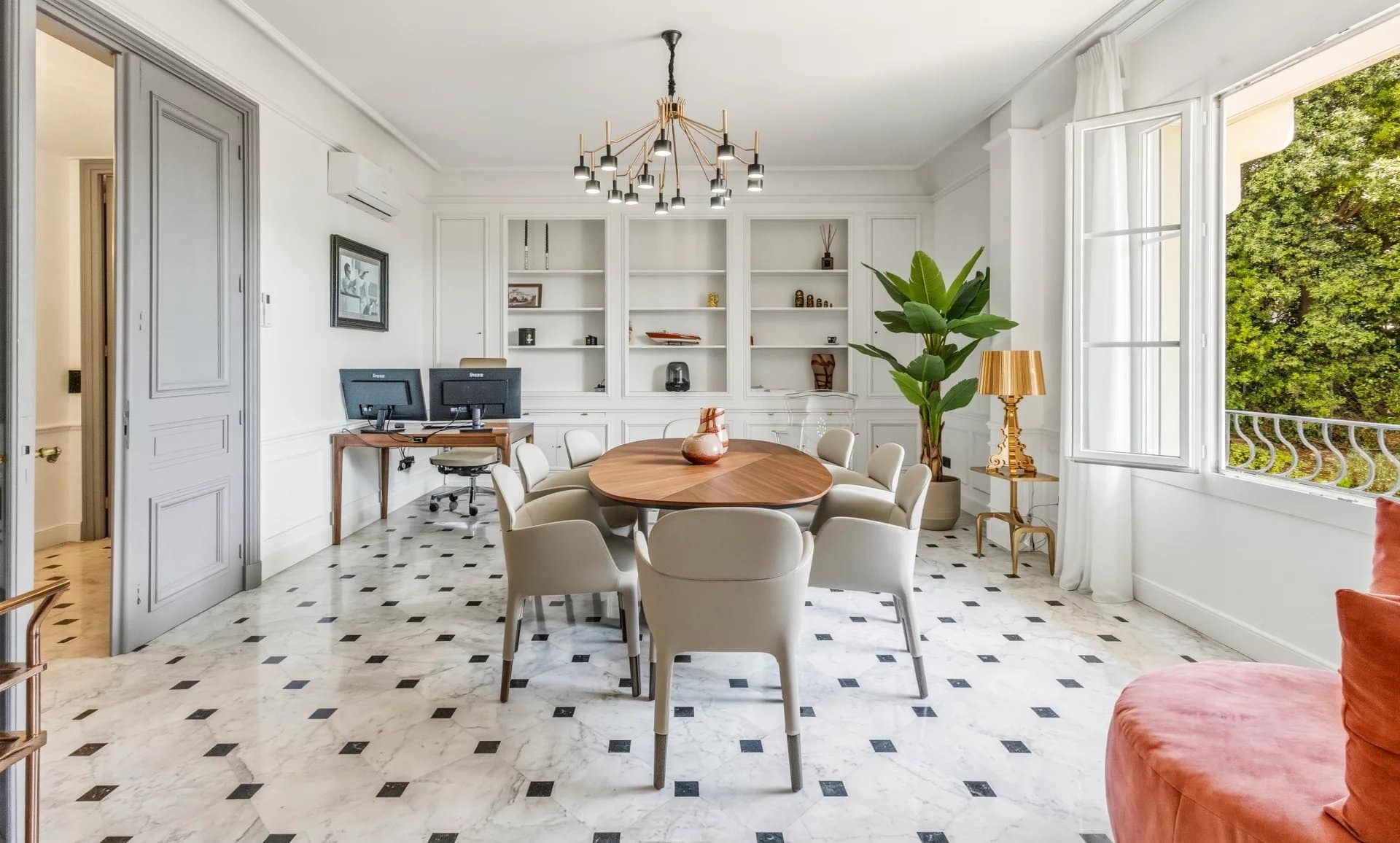 Intérieur d'un appartement à Cannes avec salle à manger, bureau et décoration moderne.