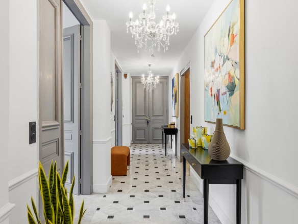 Intérieur d'un appartement à Cannes avec un hall d'entrée décoré et des lustres.