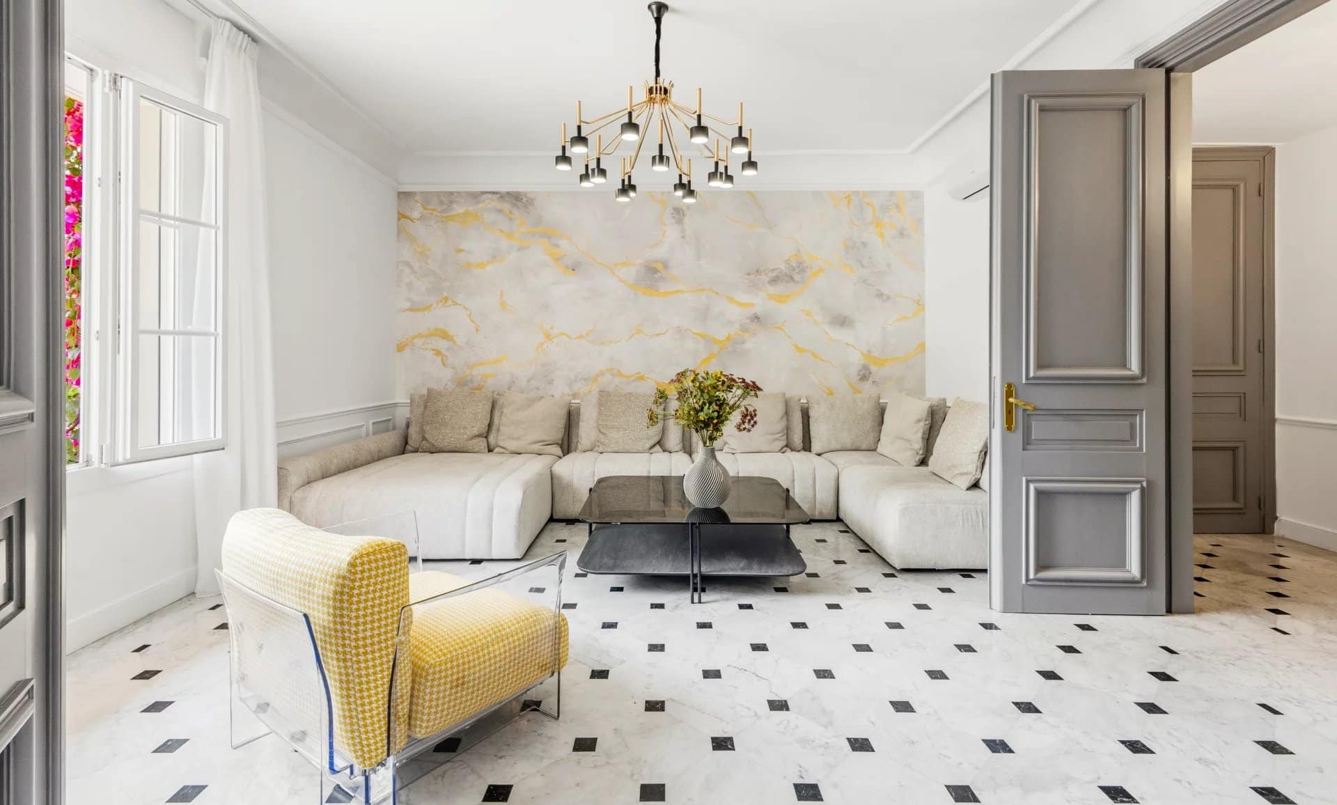 Intérieur d'un salon spacieux avec canapé en L et décoration élégante à Cannes.