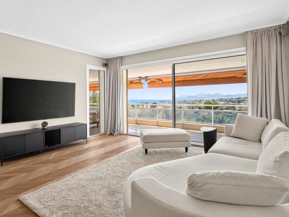 Salon lumineux d'un appartement 3 pièces avec vue mer, terrasse et mobilier moderne.