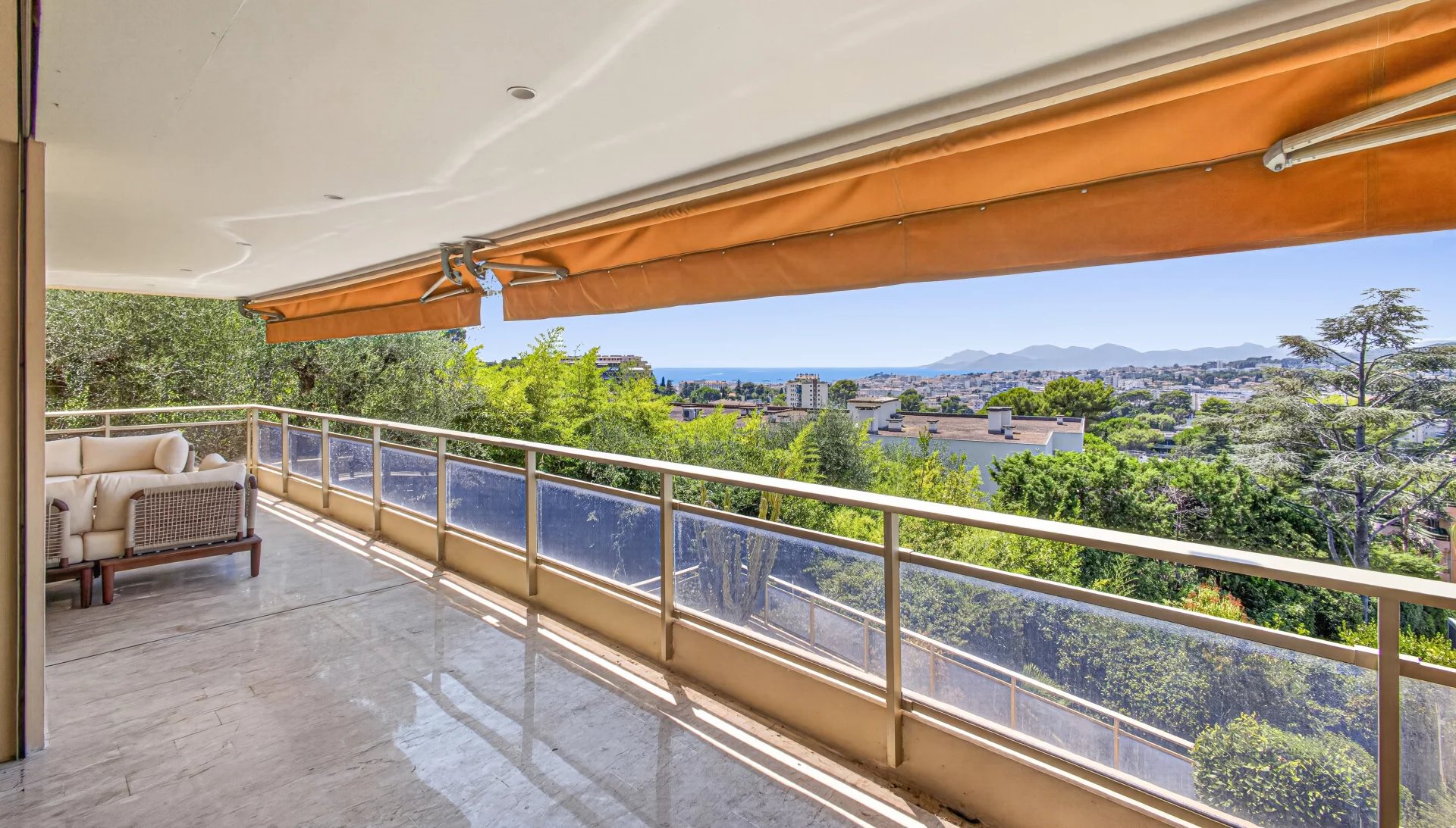 Terrasse couverte d'un appartement avec vue sur la mer et les collines à Le Cannet.