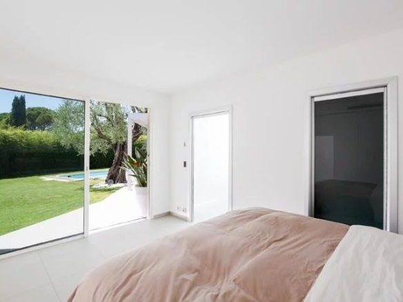 Room in a villa in Mougins with a view of the garden and the swimming pool.