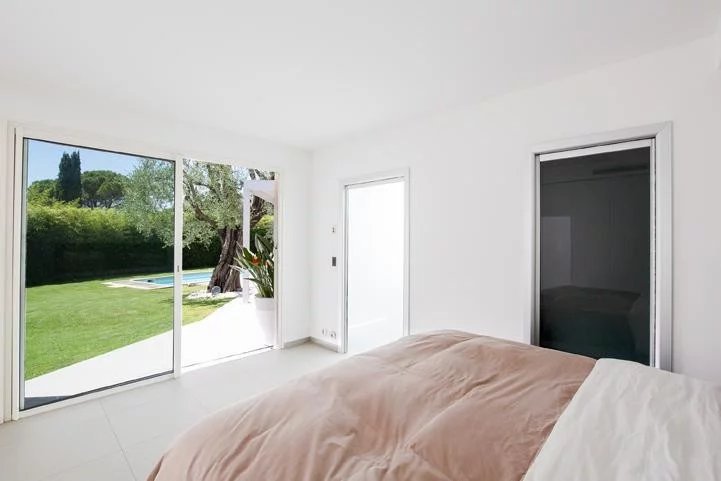 Room in a villa in Mougins with a view of the garden and the swimming pool.