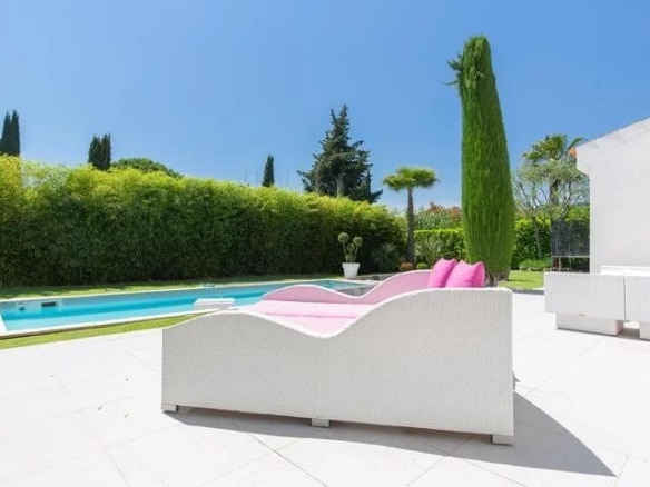 Terrace with sun loungers and swimming pool in a villa in Mougins.