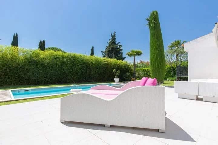 Terrace with sun loungers and swimming pool in a villa in Mougins.