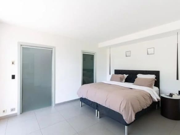Room in a detached villa in Mougins, with a double bed and white walls.