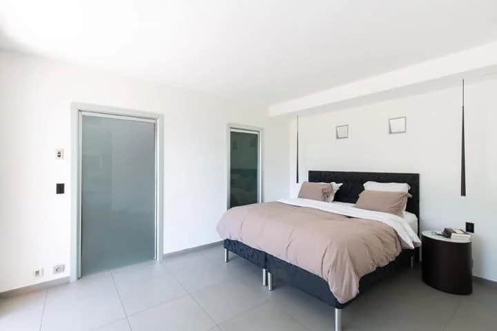 Room in a detached villa in Mougins, with a double bed and white walls.