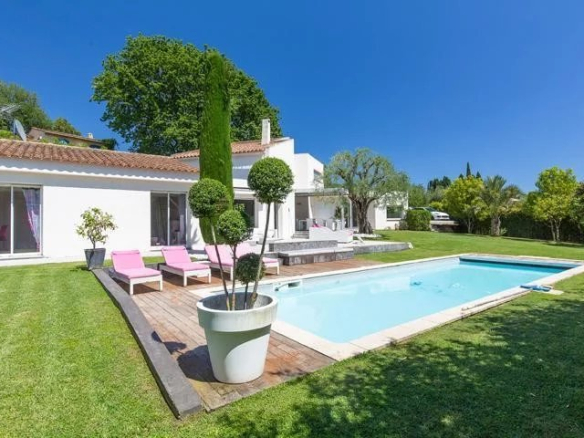 Single-storey detached villa with swimming pool and terrace in Mougins.
