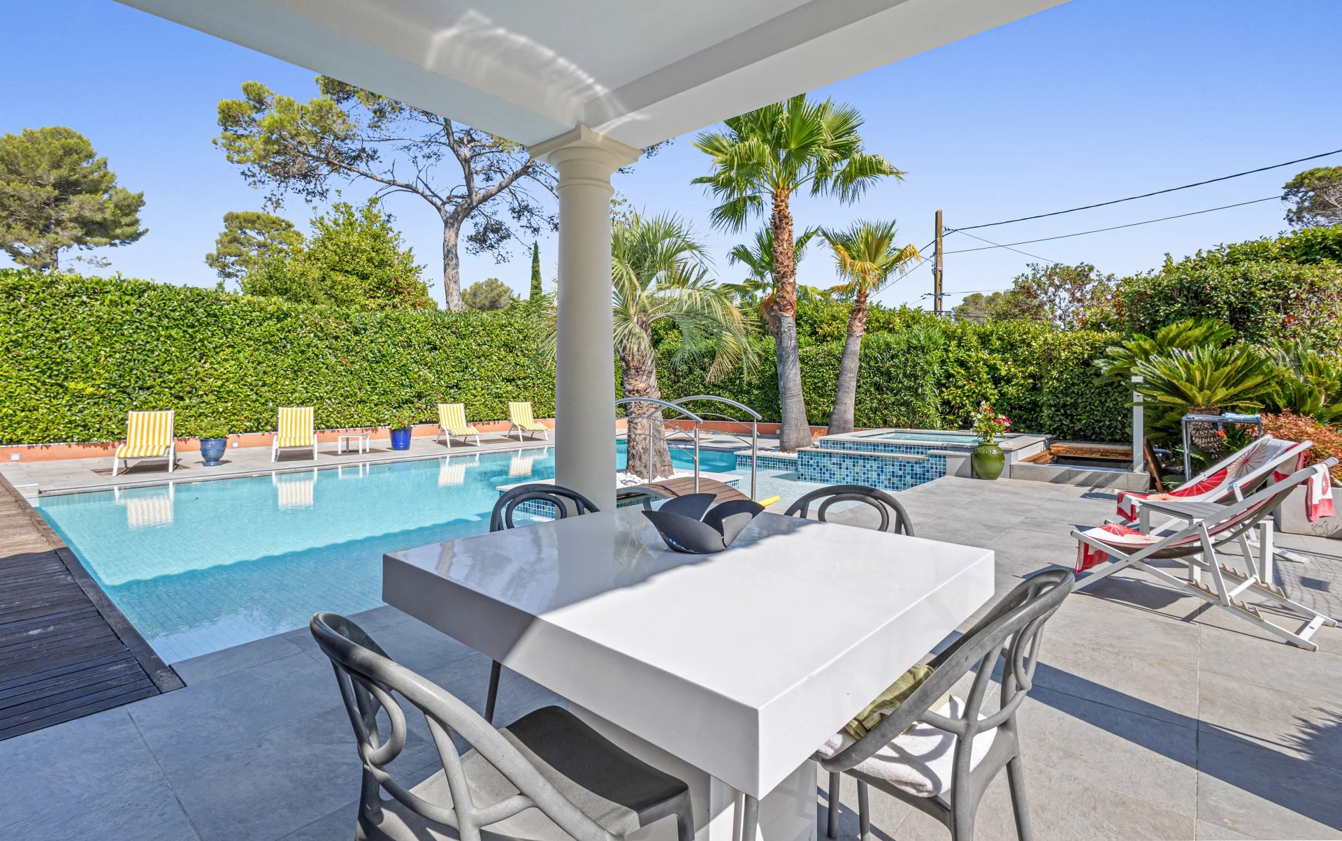 Villa à Mougins avec piscine et jacuzzi Terrasse avec piscine et jacuzzi dans une villa à Mougins, entourée de verdure.