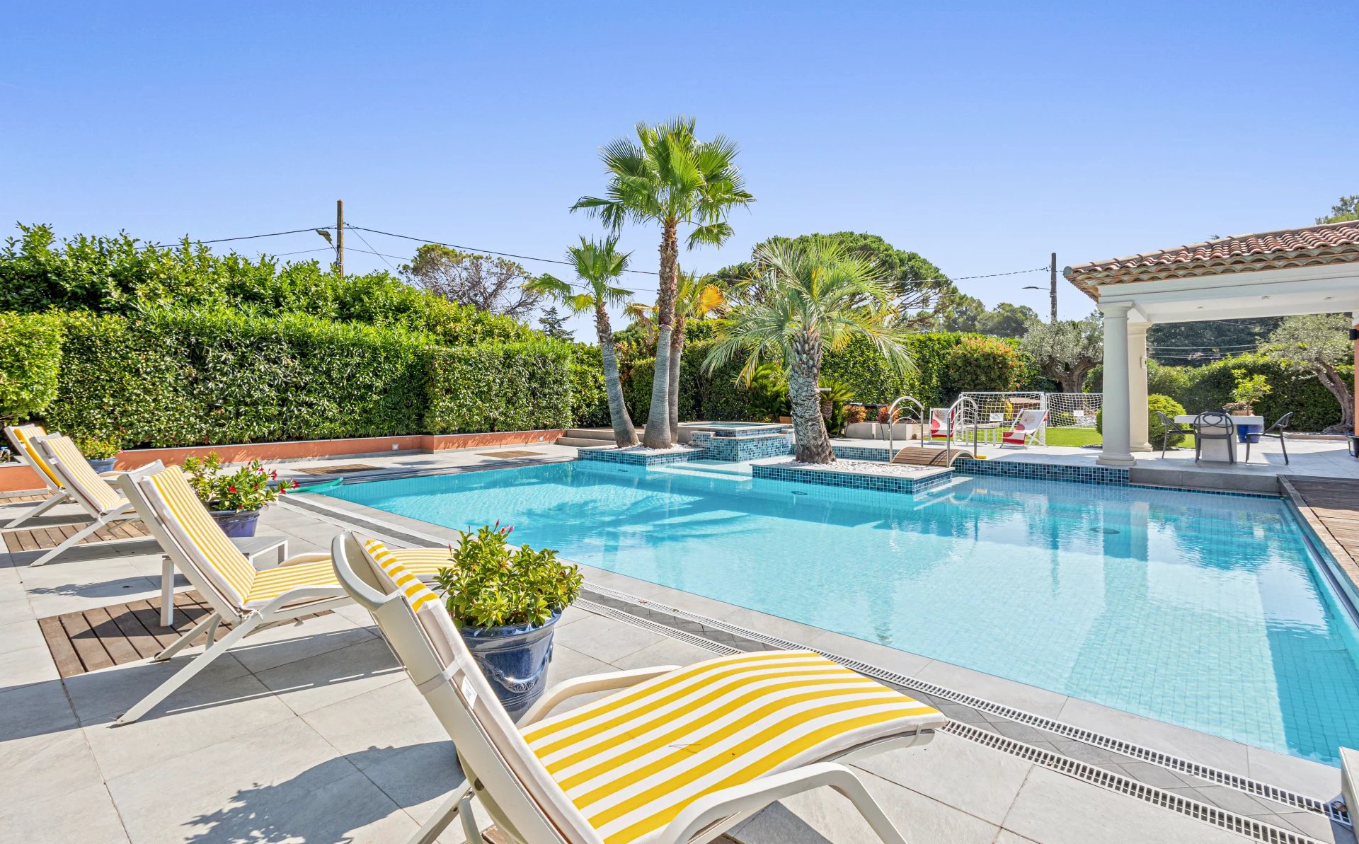 Belle villa avec piscine à Mougins Villa individuelle avec piscine et jacuzzi, entourée de palmiers et de verdure à Mougins.