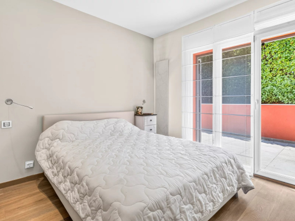 Chambre d'une villa à Mougins avec accès à une terrasse extérieure.