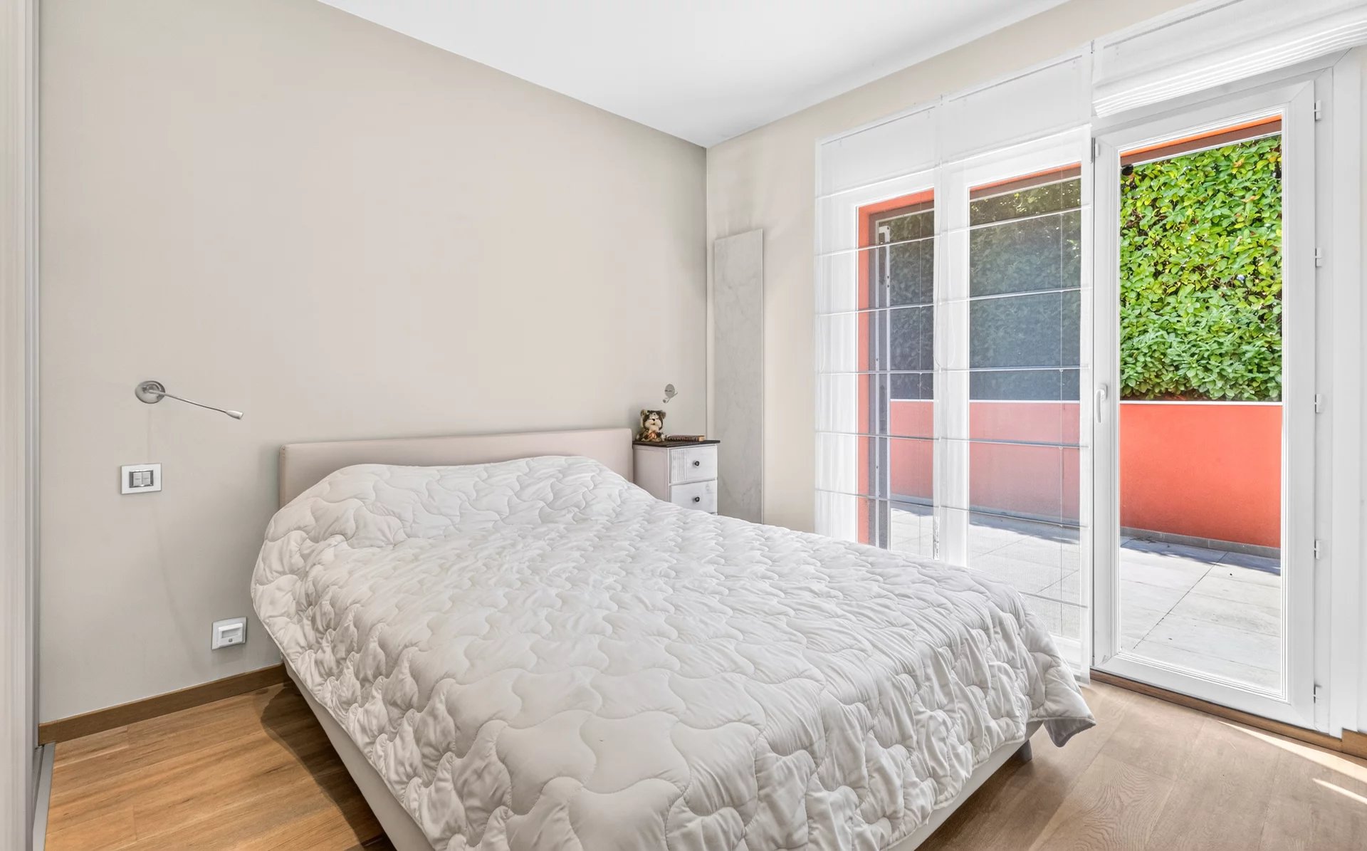 Chambre dans une villa à Mougins Chambre d'une villa à Mougins avec accès à une terrasse extérieure.