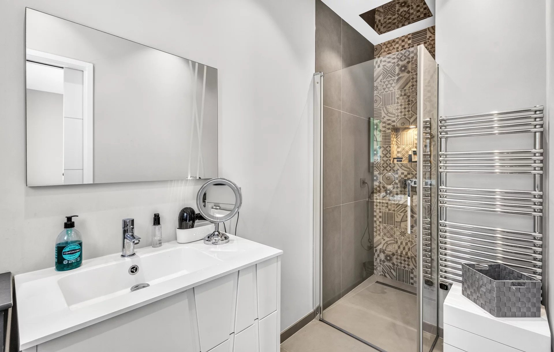 Salle de bain de la villa à Mougins Salle de bain moderne avec douche, miroir et lavabo dans une villa à Mougins.