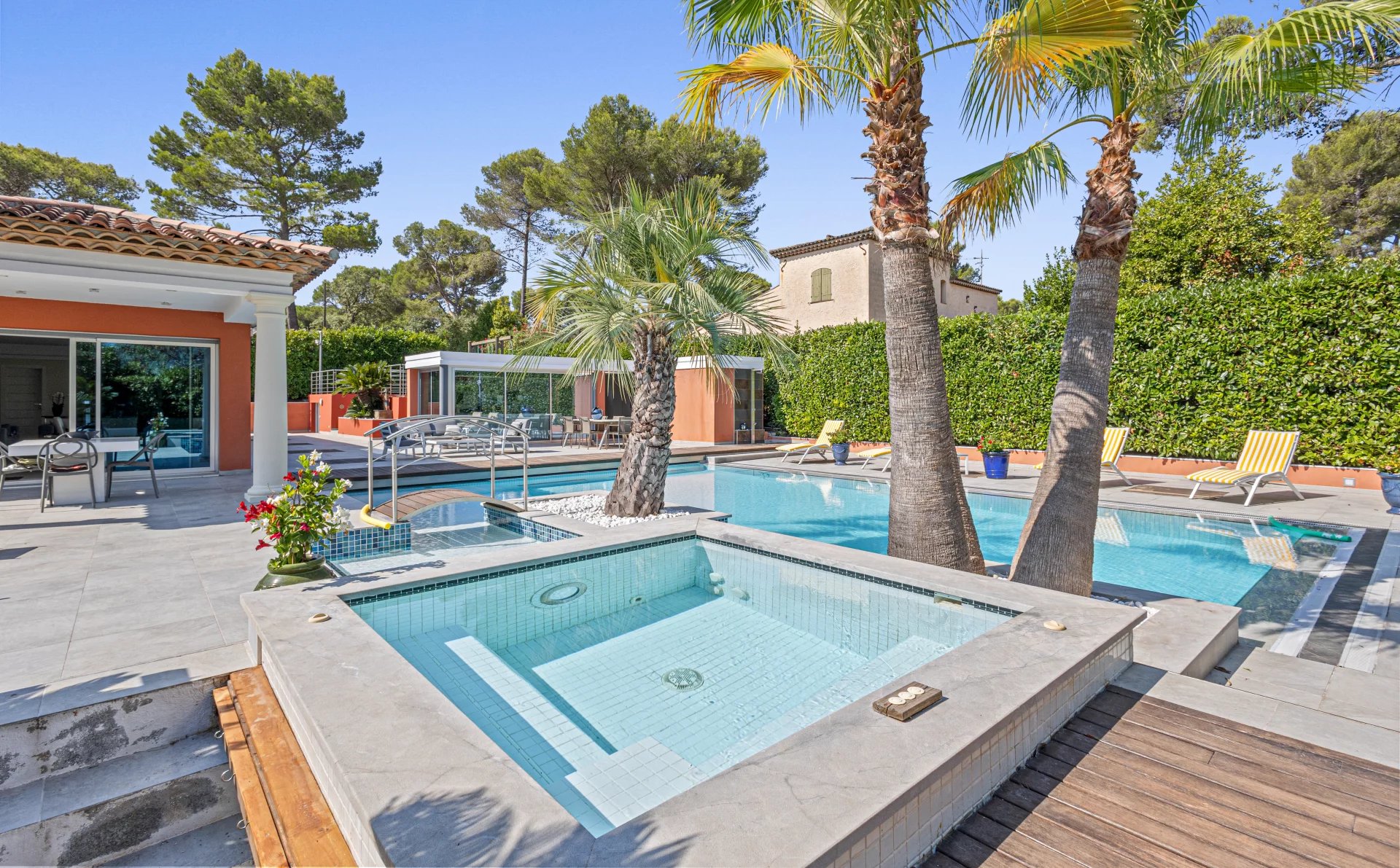 Villa avec piscine et jacuzzi à Mougins Villa individuelle avec piscine et jacuzzi, entourée de palmiers dans un quartier résidentiel à Mougins.