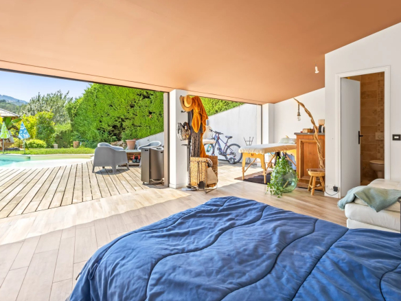 Interior of a villa in Auribeau-sur-Siagne with a view of the swimming pool and garden.