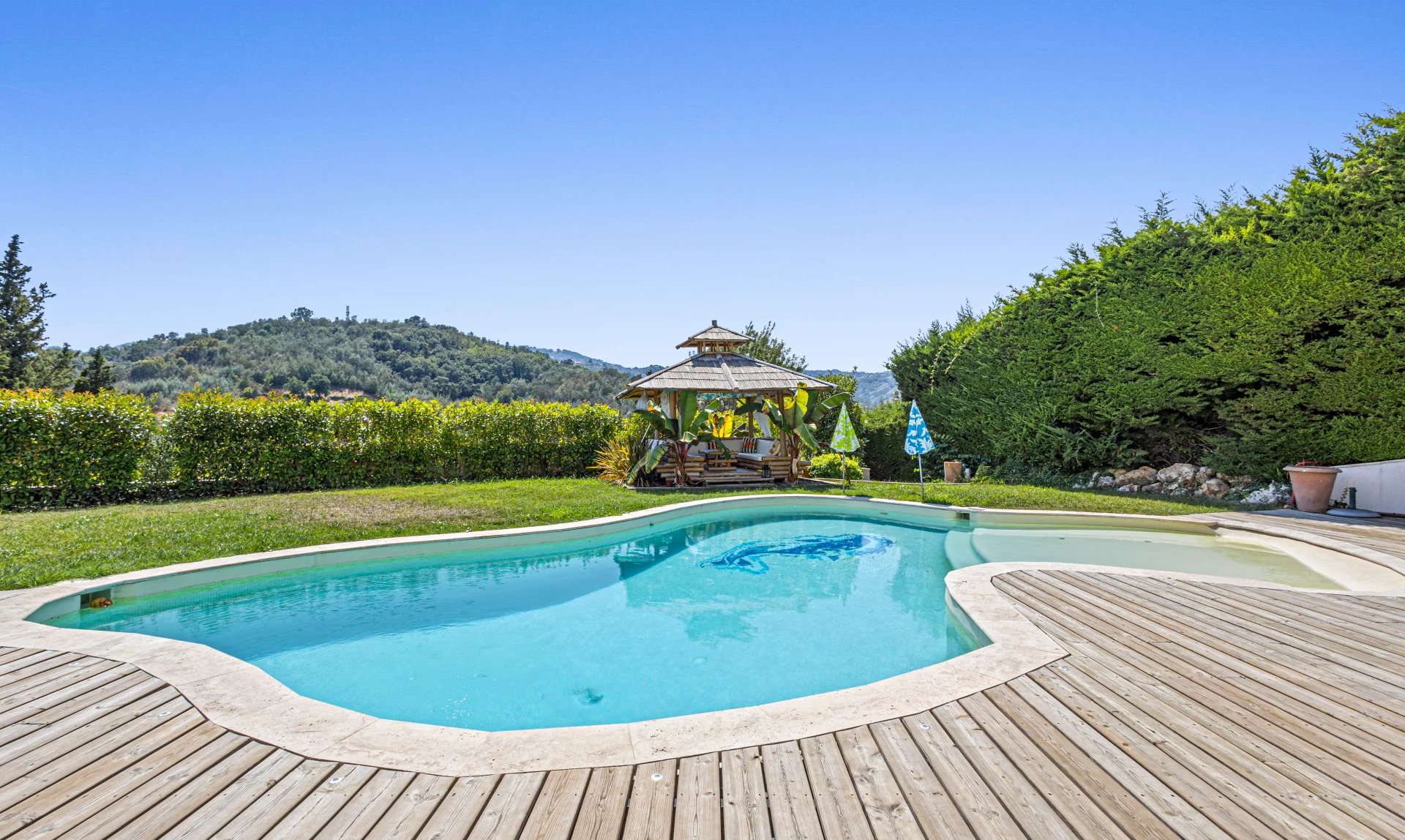 Villa with swimming pool in Auribeau-sur-Siagne Villa with swimming pool and terrace in Auribeau-sur-Siagne, surrounded by greenery.