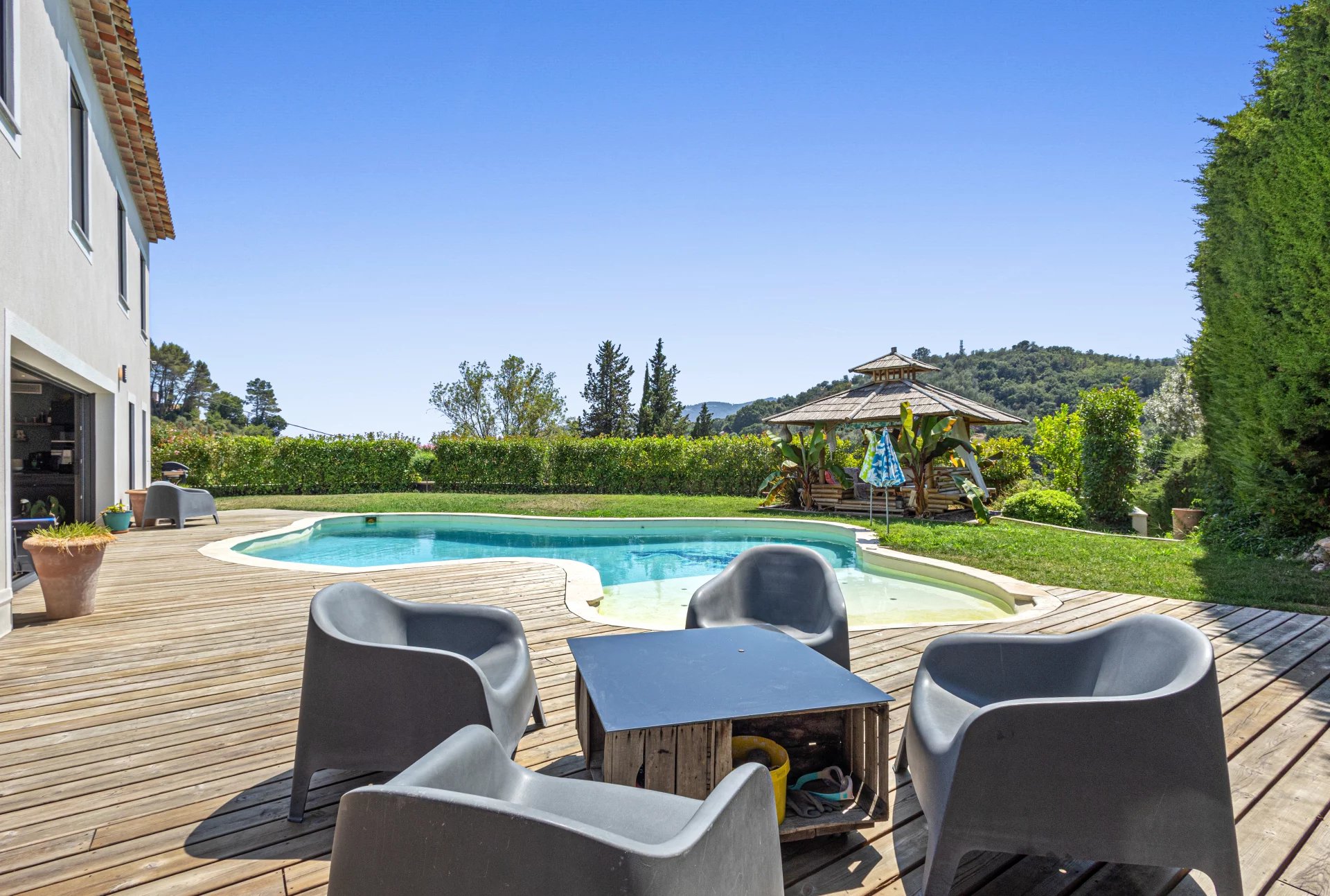 5-room villa with swimming pool in Auribeau-sur-Siagne Villa with swimming pool and terrace in Auribeau-sur-Siagne, surrounded by greenery.