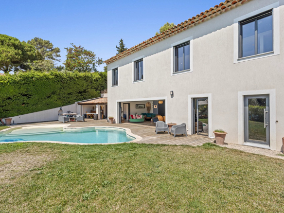 5-room villa with swimming pool and garden in Auribeau-sur-Siagne, overlooking nature.