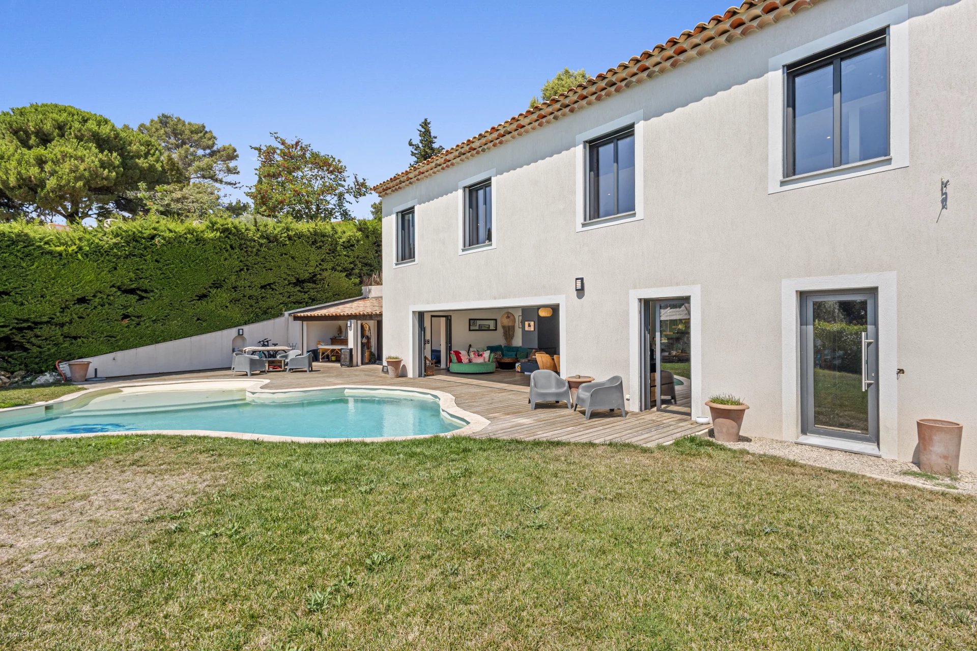 5-room villa with swimming pool in Auribeau-sur-Siagne 5-room villa with swimming pool and garden in Auribeau-sur-Siagne, overlooking nature.