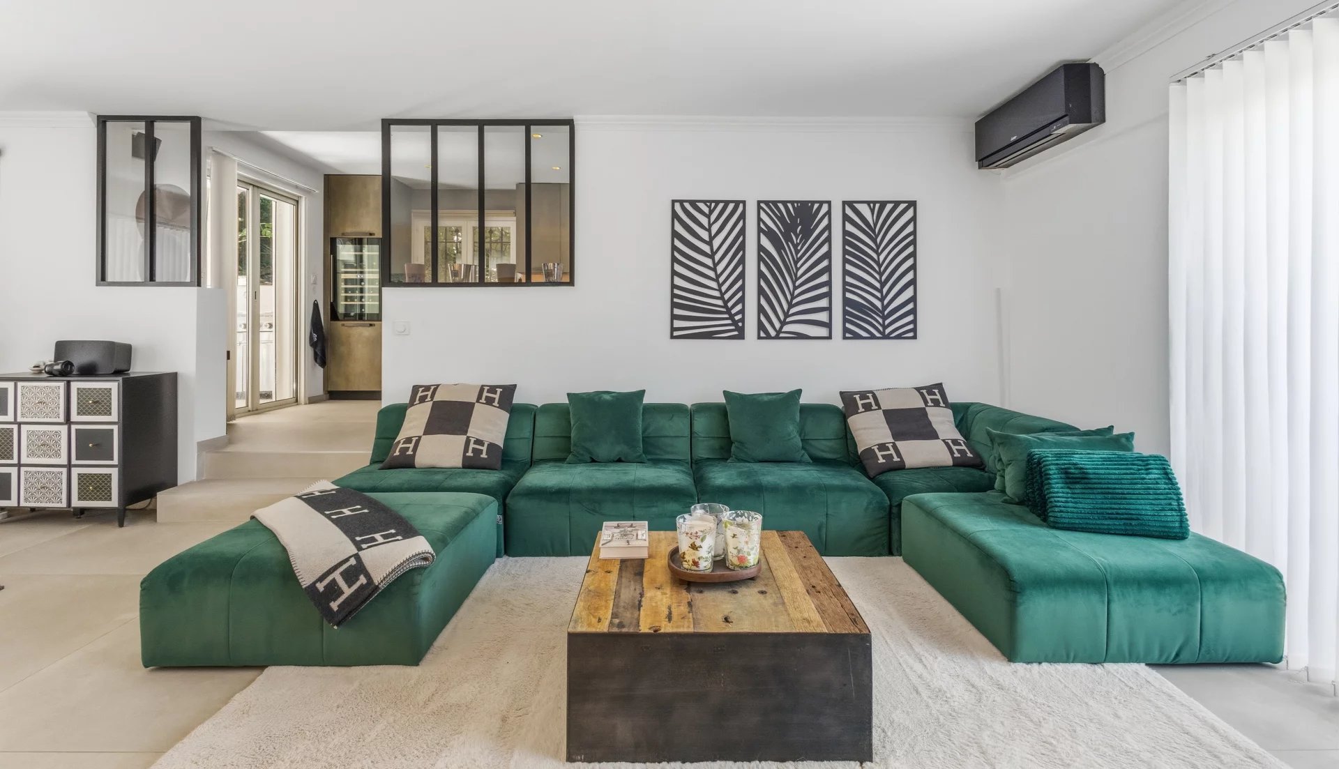 Salon d’une villa au Cannet Intérieur d'une villa moderne avec un salon spacieux et un canapé vert.
